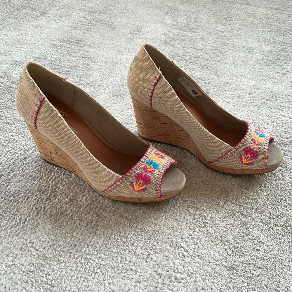 Toms wedge summery shoes.  Beige Tweed material with embroidered accents.